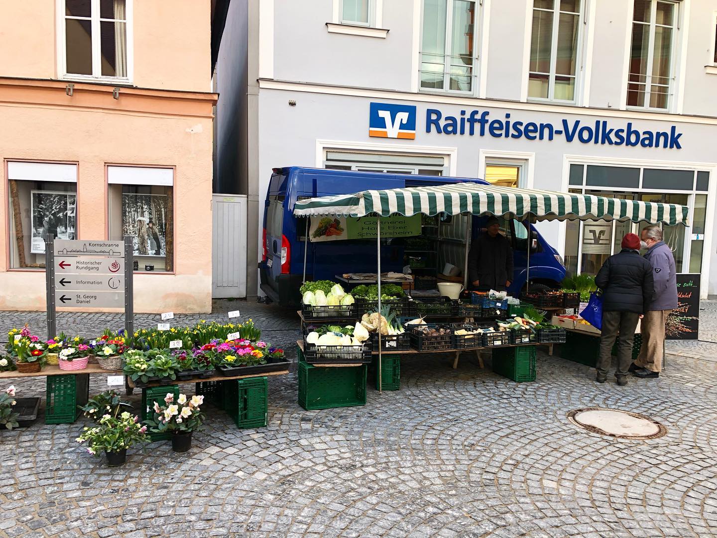Marktstand der Gärtnerei Eber vor der Raiffeisenbank mit frischem Gemüse und Blumen